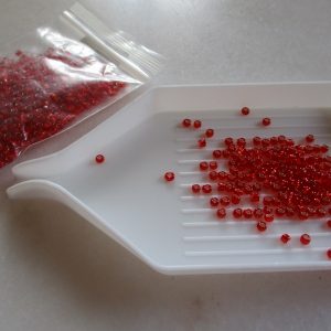Perles de rocaille rouge en verre