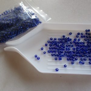 Perles de rocaille bleu royal en verre
