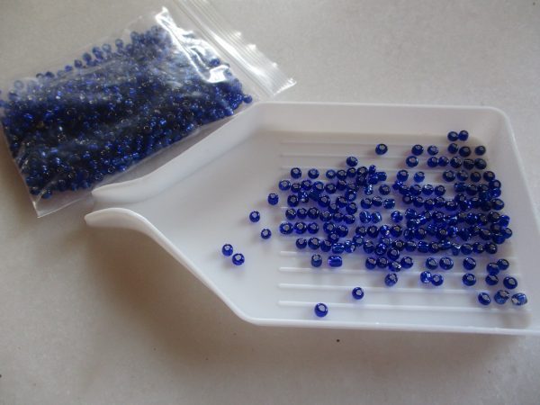 Perles de rocaille bleu royal en verre