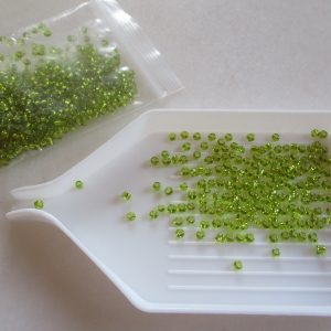 Perles de rocaille vert tendre en verre