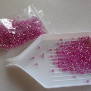 Perles de rocaille rose foncé en verre